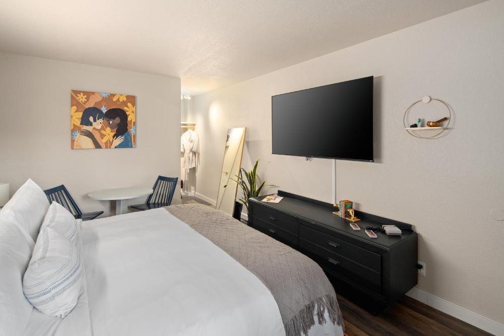 Standard King Room interior