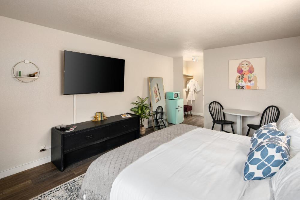 Superior King Room interior